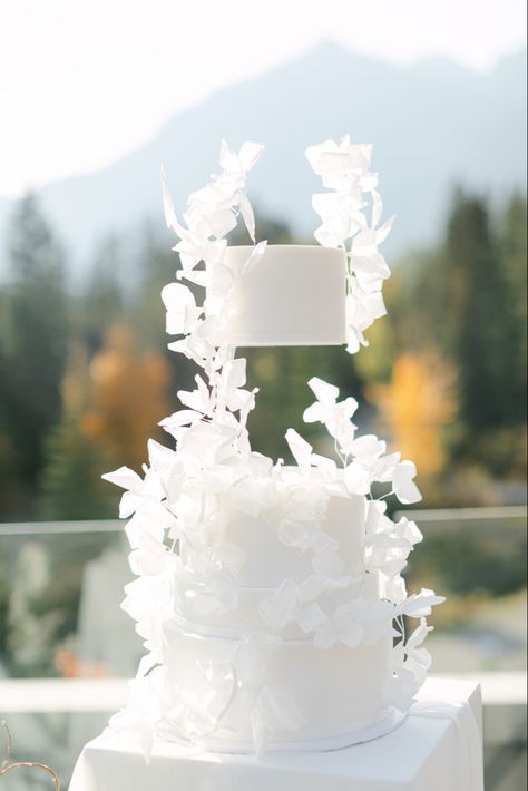 Wedding Cake With Floating Tier, Floating Tier Wedding Cake, Deconstructed Wedding Cake, Wedding Cake With Pillars, Floating Wedding Cake, Floating Cake, White Wedding Inspiration, 3 Tier Wedding Cakes, Dream Wedding Cake