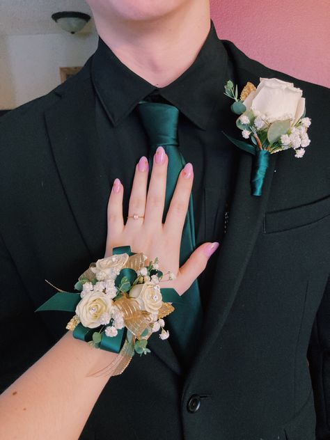 White And Green Corsage And Boutonniere, Green Prom Boutonniere, Quince Chambelanes Outfits Green, Grad Corsage Ideas, Hunter Green Prom Suit, Black Tuxedo With Green Tie, Corsages And Boutonnieres Homecoming, Corsages For Green Dress, Forest Green Corsage