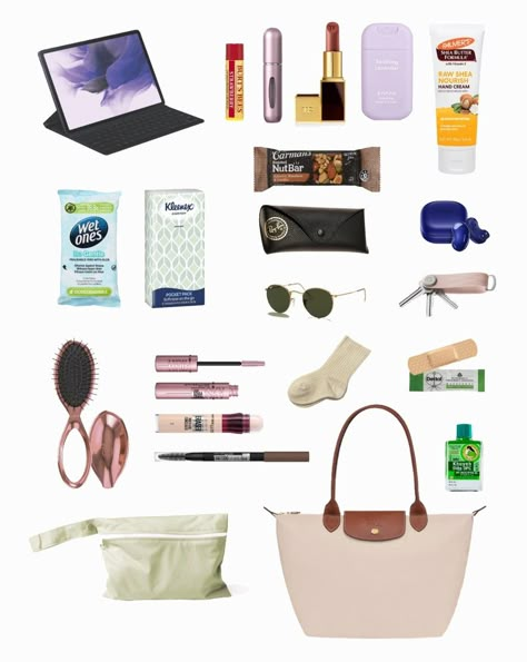 Longchamp Whats In My Bag, Longchamp Bag Medium, Whats In My Longchamp, Longchamp Le Pliage Outfit, Le Pliage Medium, Longchamp Le Pliage Medium, Longchamp Medium, Fashion Workshop, Everyday Bag Essentials