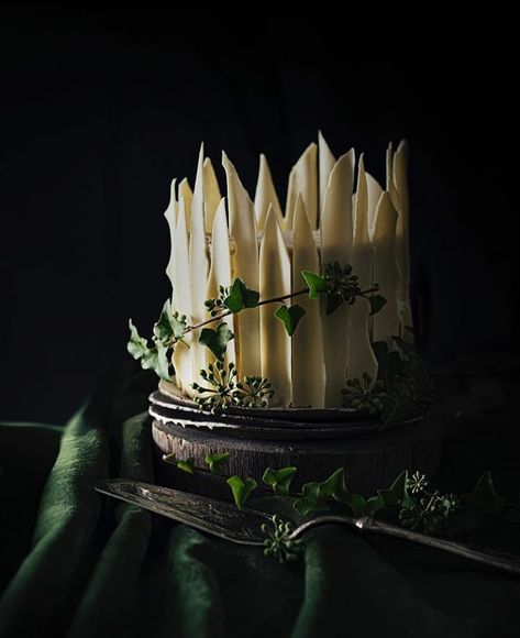 Food Art Project on Instagram: “Medieval, game of throne & Girona inspired white chocolate cake by @stellaand Tag your shot #foodartproject to get featured! Join us in…” Medieval Cake, Game Of Thrones Wedding, Golden Cage, Game Of Throne, White Chocolate Cake, Crown Cake, Chocolate Heaven, Food O, Cake Donuts