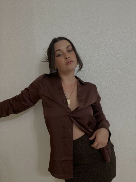 Girl wearing a brown satin button up shirt and a brown and black wool skirt Brown Silk Shirt Outfit, Satin Button Up Outfit, Silk Button Up Outfit, Satin Button Down Shirt Outfit, Brown Satin Shirt, Satin Shirt Outfit, Silk Shirt Outfit, Satin Button Down Shirt, Skirt Ootd