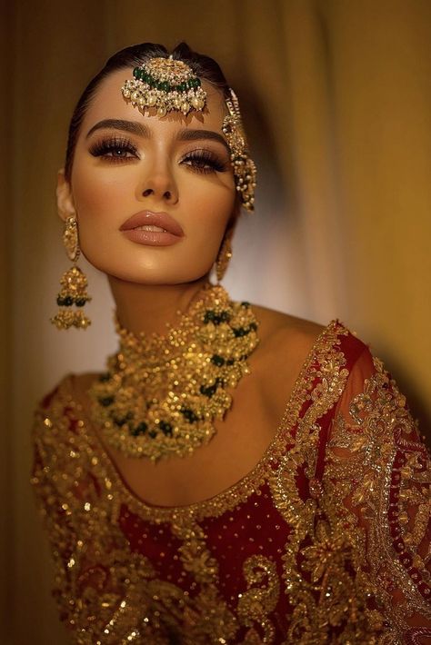 Don't let the heat put your makeup goals in the back burner. Here's an expert approved Summer Makeup Trends and Application Guide, for 2021 brides. Find the expert recommended way of applying makeup as per your skin type. Pakistani Bridal Look, Summer Makeup Trends, Indian Wedding Makeup, Asian Bridal Makeup, Indian Bride Makeup, Pakistani Bridal Makeup, Bridal Makeup Wedding, Indian Makeup, Bridal Makeup Looks