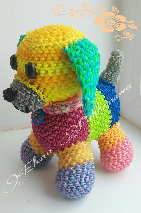 Rainbow Loom Loomigurumi Puppy | Loom Community, an educational do-it-yourself Rainbow Loom and crafting community. Rainbow Loom Loomigurumi, Rainbow Loom Characters, Rainbow Loom Animals, Loom Animals, Loom Knitting For Beginners, Loom Bands Tutorial, Loom Band Patterns, Rainbow Loom Bracelets Easy, Vanellope Y Ralph