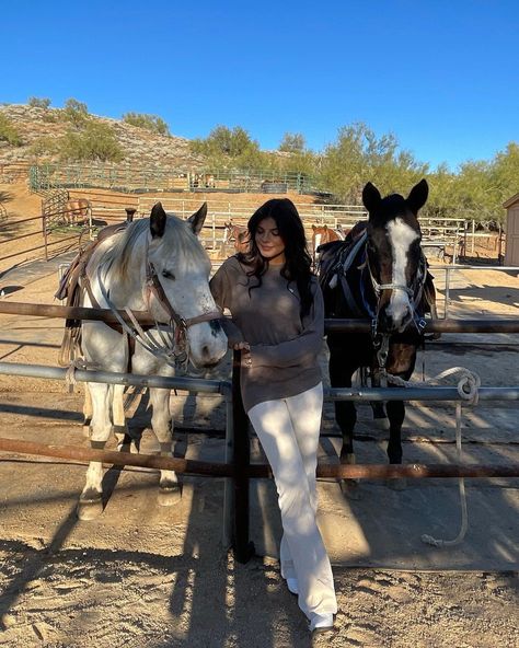 Chesnut Springs, Summer Hamilton, Steph Bohrer, Elizabeth Young, Cowgirl Aesthetic, Country Girl Style, Ranch Life, Farm Stay, Brunette Girl