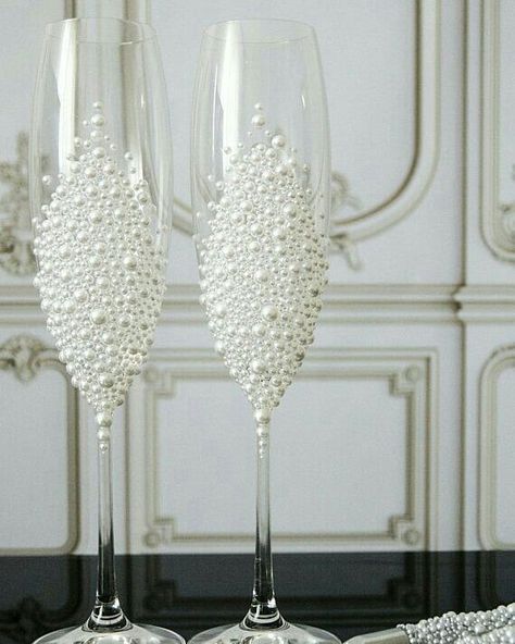 Toasting with white pearl wedding glasses?! Wow! ♥✨ How about the flowers? How do you like to see them customized? Check  the next picture👀… Bride And Groom Wedding Cake, Groom Wedding Cake, Wine Glass Decor, Bride And Groom Glasses, Wedding Wine Glasses, Groom Wedding Cakes, Cake Server Sets, Wedding Flutes, Beach Wedding Cake