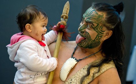 Maori Wetini Mitai-Ngatai shows his daughter Niwareka his 'war face' at the Frankfurt Book Fair. Mitai-Ngatai, along with his dance group, will accompany the German foreign minister for the opening of the New Zealand pavillion. Maori Leg Tattoo, Maori Symbols, Polynesian People, See Tattoo, Maori People, Maori Tattoos, Maori Tattoo Designs, Māori Culture, Disney Tattoo