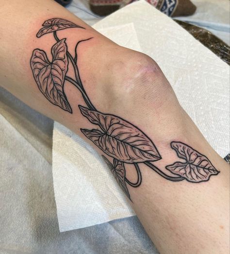 Wrap Around Side Tattoo, Tattoo Ideas Pretty, Side Of Knee Tattoo, Side Knee Tattoo, Partner Tattoo, Tattoos Colorful, Tattoos Watercolor, Abstract Tattoos, Maori Tattoos