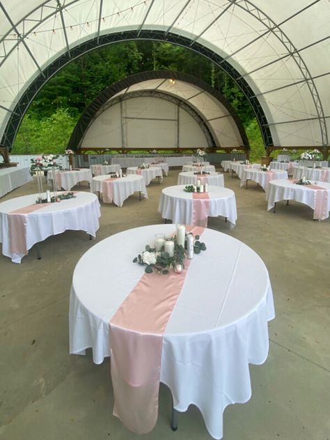 Circle Table Decor Party, Round Party Table Decorations, Round Table Party Set Up, Decorated Tables For Party Events, Round Table Decorations For Party, Floral Table Set Up, Table Decor Round Tables, Round Table Set Up, Round Table Decorations Wedding Centerpiece Ideas