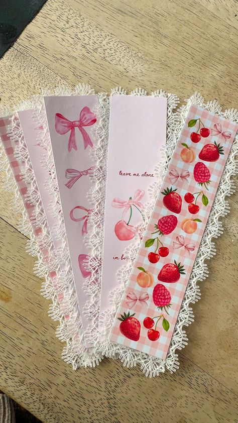 Our fun lace border bookmarks are double sided and coquette romance inspired by romance books and coquette lover girls We've got 5 different designs all under the coquette theme so you can mix and match -Cherry Bow -Romance Book Club -Bow -I'm Busy - Diy Bow Bookmark, Bow Bookmark Diy, Project Side Designs, Cute Useful Crafts, Cute Handmade Bookmarks, Diy Gifts For Readers, Coquette Craft Ideas, Things For Book Lovers, Coquette Activities