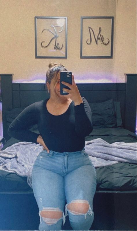 Basic Outfit Inspo <3 Thick Thighs Fashion, Thick Thigh Outfits, Moda Aesthetic, Female Celebrity Fashion, Normal Body, Spirit Quotes, Best Friends Shoot, Pretty Legs, Curvy Women Jeans