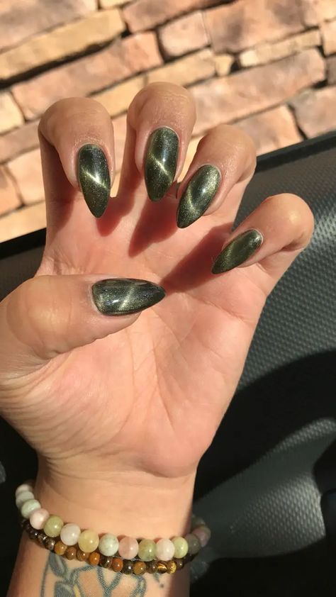 20 Stunning Fall Cat Eye Nails Ideas 2024: Black, Red, Green, and More Designs Cat Eye Shimmer Nails, Green Cat Eye Acrylic Nails, Cat Eye Short Nails Design, Acrylic Cat Eye Nails, Cat Eye Nails Neutral, Cat Eye Nails Ideas, Cats Eyes Nails, Cat Eye Nails Black, Yule Nails