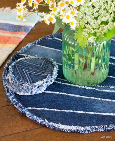 Diy denim placemats made from upcycled jeans - learn how to make these unique and stylish placemats from your old #Upcycling #Denim_Placemats #Making_Rugs #Denim_Fringe Round Placemats Diy, Denim Placemats, Refashion Jeans, Jeans Wedding, Diy Placemats, Denim Pillow, Jean Quilt, Round Placemats, Blue Jeans Crafts