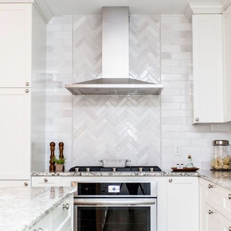 Why People Are Falling in Love With Herringbone Tile – Mercury Mosaics Herringbone Backsplash Kitchen, Kitchen Credenza, Architecture Renovation, Unique Kitchen Backsplash, Stove Backsplash, Herringbone Backsplash, Kitchen Backsplash Designs, Backsplash Designs, Herringbone Tile