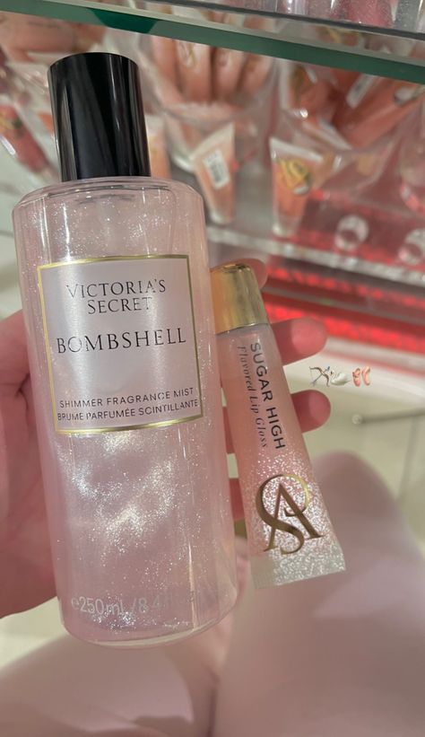 Profumo Victoria Secret, Parfum Victoria's Secret, Victoria's Secret Bombshell, Perfume Body Spray, Body Sprays, Smell Goods, Victoria Secret Perfume, Pretty Skin Care, Perfume Scents