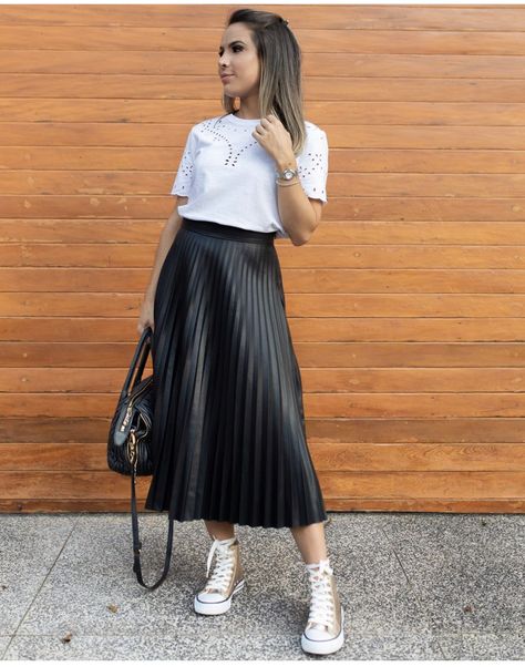 Pleated Skirt With Converse, Pleated Black Skirt Outfit Summer, Black Plated Skirt Outfit, Black Pleated Skirt Outfit Summer, Outfit Casual Primavera, Plated Skirt Outfit, Pleated Skirt Outfit Summer, Style Your Shirt, How To Style Braids