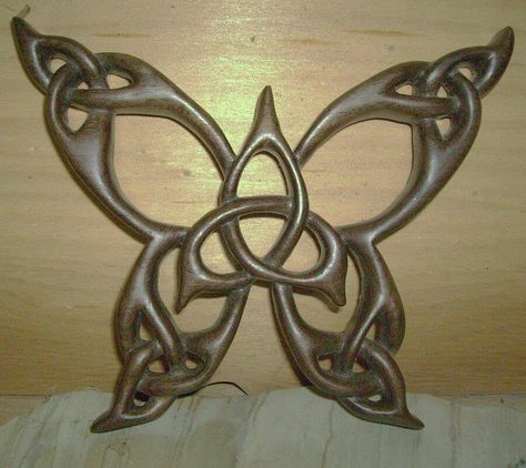 Trinity knoted Butterfly Celtic Butterfly, Butterfly Tattoos Images, Butterfly Wrist Tattoo, Irish Tattoos, Celtic Knotwork, Celtic Tattoos, Wood Burning Patterns, Celtic Symbols, Butterfly Drawing