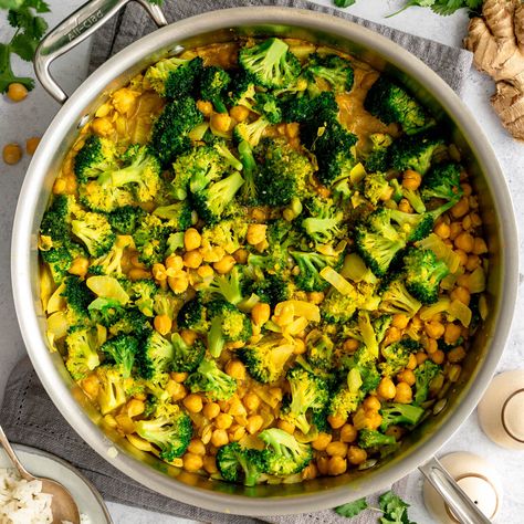 Easy Oil-Free Vegan Broccoli Chickpea Curry Broccoli Chickpea, Seitan Chicken, Vegan Broccoli, Meatless Dinner, Vegan Curry, Oil Free Vegan, Chickpea Curry, Lentil Curry, Broccoli Recipes