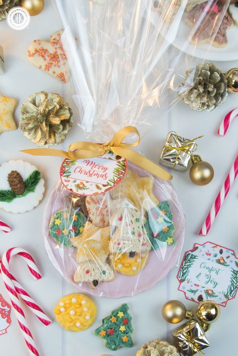 Who doesn’t love a plate full of treats? Put cookies on a plate and package with cellophane and ribbon. And it doesn’t even have to porcelain, paper or plastic plates will do just as fine. Place the biscuits on a paper napkin to make it look even prettier. Get this and 10 more cookie packaging ideas! #Christmas #foodgifts #cookiepackaging #freebie | countryhillcottage.com Christmas Cookie Packaging Ideas, Cookies Packaging Ideas, Christmas Cookie Packaging, Cookie Packaging Ideas, Cookie Gift Packaging, Christmas Cookies Packaging, Free Printable Christmas Gift Tags, Cookies Packaging, Homemade Goods