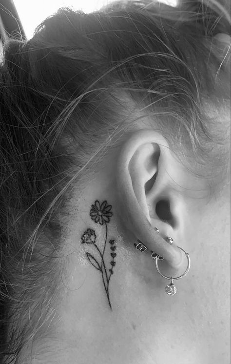 Tattoo Oreille, Minimalist Tatoos, Tatoo Rose, Rose Tattoo Behind Ear, Aster Tattoo, Aster Flower Tattoos, Noir Tattoo, Black Flowers Tattoo, Behind Ear Tattoos