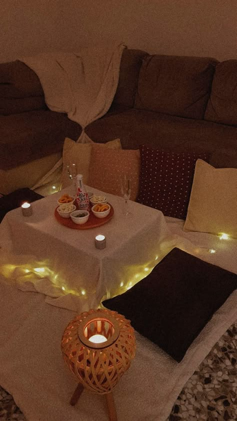 Date Night Room Set Up, Valentines Day Dinner At Home Ideas, Romantic House Date Ideas, Simple Date Night Ideas At Home, Romantic Set Up For Boyfriend At Home, Home Date Night Aesthetic, In The House Date Night Ideas, Cute At Home Date Night Ideas, Date Night Picnic At Home