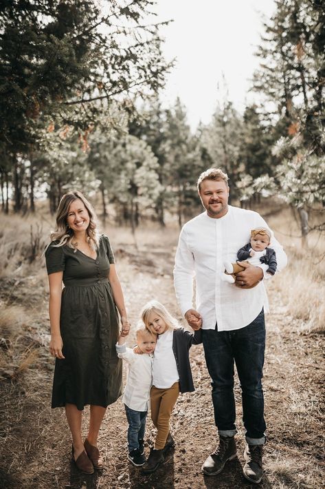 Lifestyle Family Session, Three Family, Family Photos With Baby, Family Photoshoot Poses, Photographer Lifestyle, Fall Family Photo Outfits, Family Portrait Poses, Family Photoshoot Outfits, Family Picture Poses