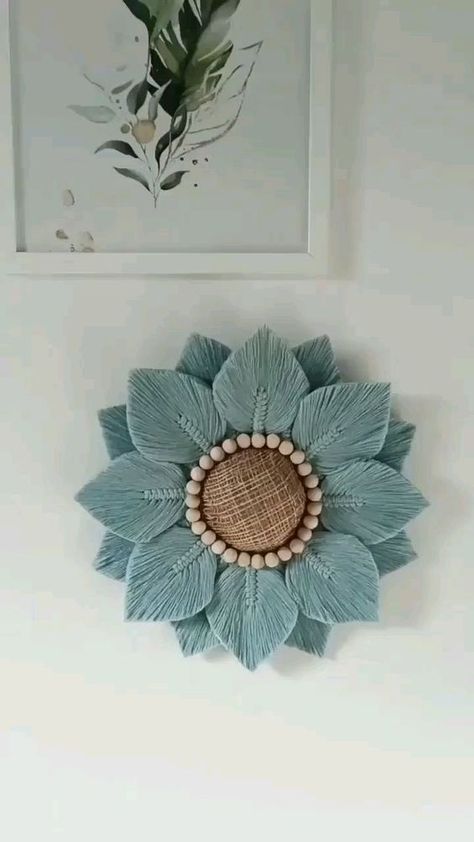 Art Macramé, Macrame Baby, Macrame Feathers, Macrame Thread, Diy Boho Decor, Macrame Wall Hanging Diy, Macrame Wall Hanging Patterns, Rope Crafts Diy, Hand Embroidery Flowers