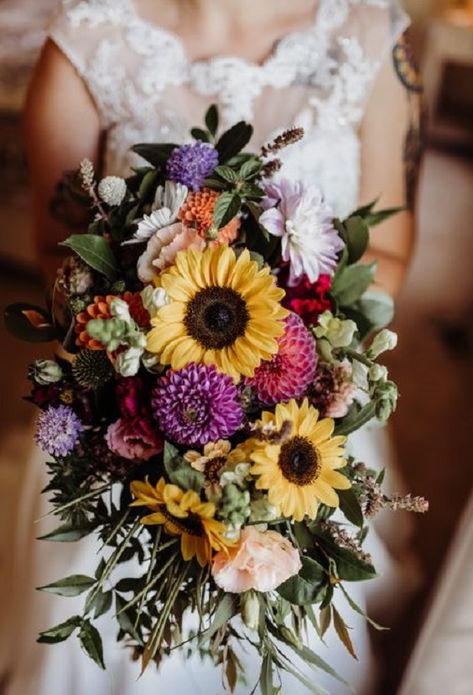 Purple Sunflower Wedding, White Flower Boutonniere, Bridesmaid Dresses Yellow, Purple Wedding Colors, September Wedding Colors, Yellow Wedding Colors, Romantic Summer Wedding, Fall Purple, Sunflower Wedding Bouquet