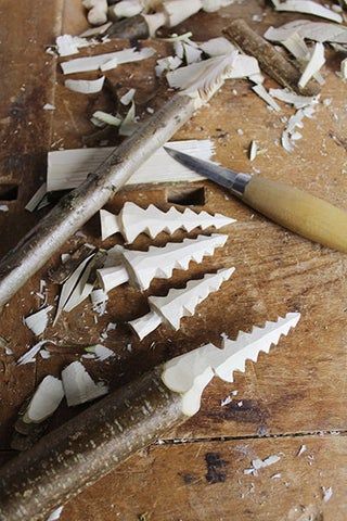 Whittled Christmas Trees: 5 Steps Tre Kunst, Whittling Projects, Wood Shavings, Wood Carving Tools Knives, Simple Wood Carving, Wood Carving For Beginners, Dremel Wood Carving, Deco Nature, Carving Wood