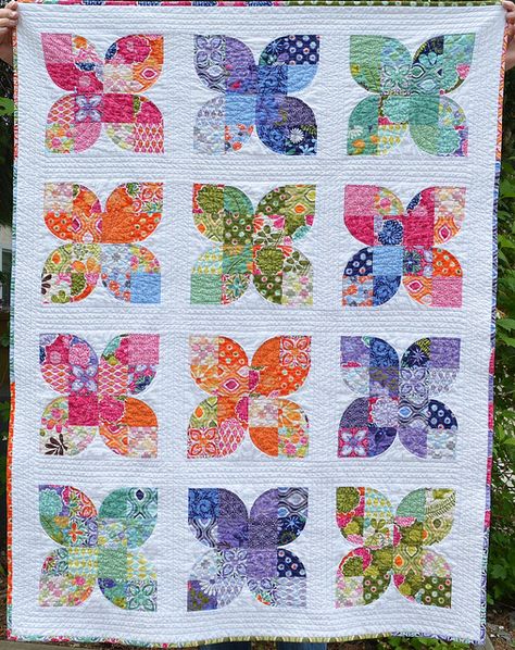 so pretty! Drunkards Path Quilt, Drunkards Path, Quilt Modernen, Butterfly Quilt, Circle Quilts, Flower Quilts, Scrappy Quilts, Quilting Crafts, Quilt Tutorials