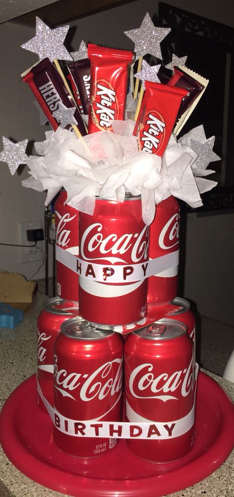 I made this soda can cake for my boss's birthday. Quick and easy diy gift Soda Can Cake, Soda Can Cakes, Coca Cola Gifts, Coca Cola Party, Coke Gifts, Soda Cake, Boss Birthday Gift, Boss Christmas, Cake In A Can