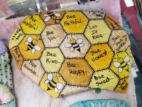 Rock Coloring, Bee Rocks, Inspirational Rocks, Diy Rock Art, Bee Creative, Stone Art Painting, Painted Rocks Craft, Painted Rocks Diy, Rock Painting Ideas Easy