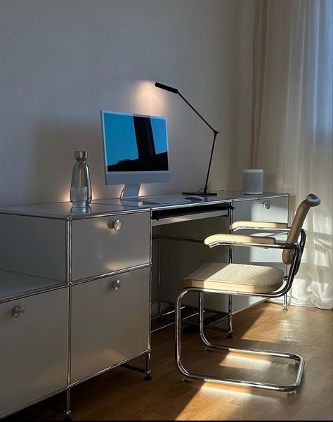 Office In Studio Apartment, Living Room Desk Setup, Usm Haller Living Room, Desk Space In Living Room, Living Room Desk Area, Modern Desk Setup, Office Desk Inspiration, Home Office Dark, Aesthetic Home Office