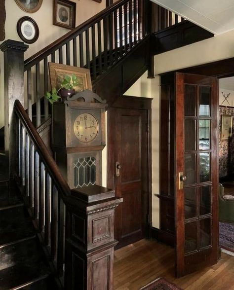 Victorian Town House Interiors, 1890 Interior Design, 1880s House Interior, Old House Entryway, Old Money Home Interior, Victorian Interior Design Living Room, Traditional Victorian House Interior, Brown House Aesthetic, Old Houses Interior