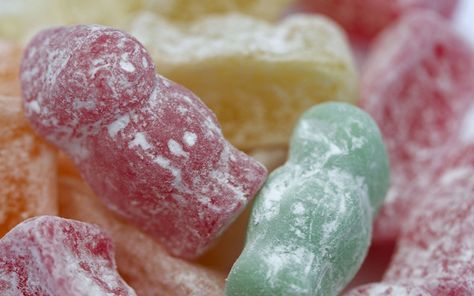 Jelly Babies were first launched by British sweetmakers' Bassett's as "Peace Babies" in 1918, to commemorate the end of the First World War. English Sweets, Penny Sweets, Uk Sweets, British Sweets, Vintage Sweets, Jelly Babies, Candy Jelly, English Food, British Food