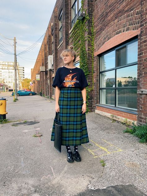 Plaid Skirt Autumn Outfit, Tartan Maxi Skirt Outfit, Long Skirt Plaid, Midsize Skirt Outfit Fall, Vintage Plaid Skirt, Plaid Skirt Styling, Maxi Plaid Skirt, Midi Plaid Skirt Outfit, Long Tartan Skirt Outfit