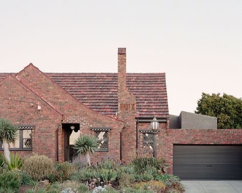 Clinker Brick House in Mentone, VIC by Studio Bright | Yellowtrace Clinker Brick House, Studio Bright, Clinker Brick, Black Brick Wall, Slanted Ceiling, Est Living, Australian Architecture, Countryside House, Brick Facade