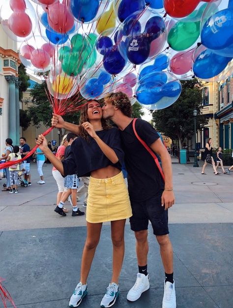 Disneyland Couples Pictures, Hey Shawty, Disney Poses, Disney Picture Ideas, Florida Pictures, Disneyland Photos, Disney Photo Ideas, Disney World Pictures, Disneyland Outfits