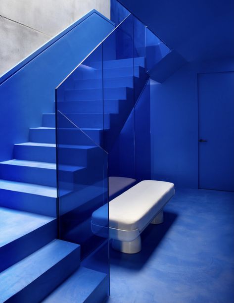 Ultramarine Blue Interior, Bright Blue Interior Design, Cobalt Blue Interior Design, Blue Business Aesthetic, Electric Blue Aesthetic, Blue Architecture, Futuristic Interior Design, Blue Interior Design, Stairs Design Interior