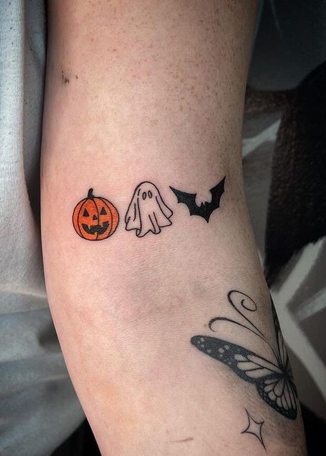 Cute Halloween Tattoos, Pumpkin Tattoo, Movie Tattoos, Bat Tattoo, Ghost Tattoo, Theme Tattoo, Tattoos Geometric, Spooky Tattoos, Halloween Tattoo