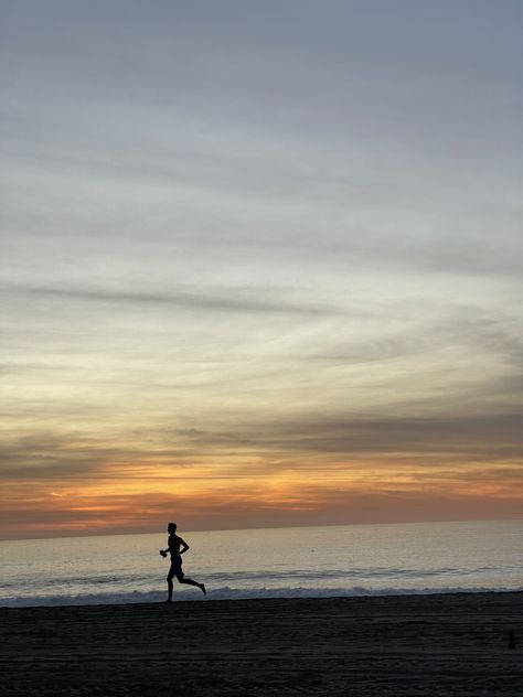 Run At The Beach, Working Out On The Beach, Sunset Running Aesthetic, Running At The Beach Aesthetic, Running Man Aesthetic, Guy Running Aesthetic, Run On The Beach, Beach Running Aesthetic, Men Running Aesthetic