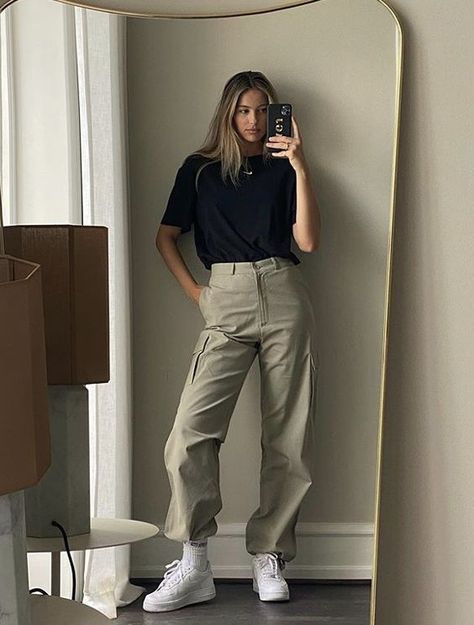 korean outfit style Tan Cargo Pants Outfit, Outfit For Rainy Day, Hot Day Outfit, Korean Fashion Ideas, Pants Outfit Fall, Winter Pants Outfit, Basic Wardrobe, Chique Outfits, Cargo Pants Outfit