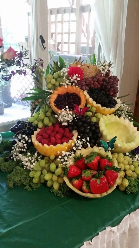 Fruit Platter Ideas Wedding, Wedding Fruit, Meat Tray, Fruit Buffet, Fest Mad, Fruit Platter Designs, Fruit Decoration, Decorações Com Comidas, Fruit Displays