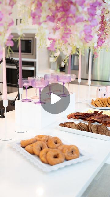 Easter Sunday I hosted my girls who were in town for brunch. After a jam packed weekend I wanted something quick and simple. This set up ... | Instagram Brunch Set Up, Diy Brunch, Brunch Table Setting, Buffet Set Up, Brunch Decor, Girls Brunch, Brunch Table, Buffet Set, Summer Brunch