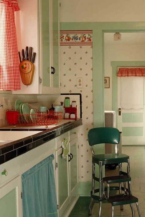 1940s Interior Design, 1940 Kitchen, 1940s Interior, 1940s Kitchen, 50s Kitchen, 1940s Home, Kitschy Kitchen, Rooms Ideas, Cottage Kitchens