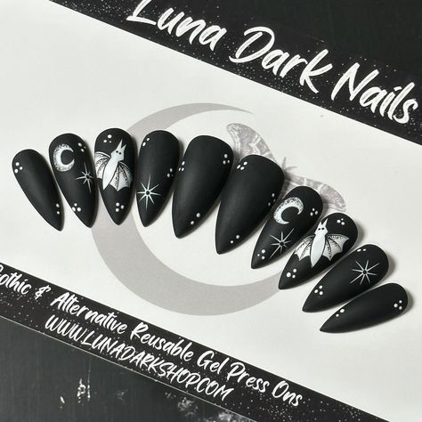 Nails Spooky, Black And White Halloween, Cartoon Nails, Witchy Nails, Country Nails, White Halloween, Spooky Cute, Alternative Style, Halloween Bat