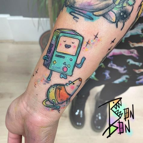 BONITA CARUANA on Instagram: “Dancing BMO & Science the Rat 🌈 - - - - #bonbonbizarre #houseofwolves #houseofwolvestattoo #adventuretime #adventuretimetattoo #bmo…” Bmo Tattoo, Adventure Time Tattoo, Kawaii Tattoo, Tattoo Artwork, Tatuaje A Color, Cartoon Tattoos, Time Tattoos, Little Tattoos, S Tattoo