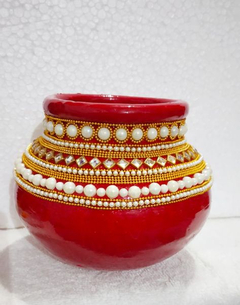 Pot Decoration For Janmashtami, Matli Decoration For Wedding, Matki Decoration Ideas For Wedding, Garbo Decoration Navratri, Matka Decoration Pots Wedding, Garbo Decoration, Matka Decoration Pots, Pot Decorating Ideas Indian, Matli Decoration