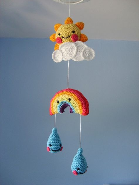 could make this mobile out of felt. clouds, sun, rainbow Mobile Hanging, Crochet Mobile, Awesome Crafts, Confection Au Crochet, Kawaii Crochet, Haken Baby, Crochet Diy, Love Crochet, Child's Room