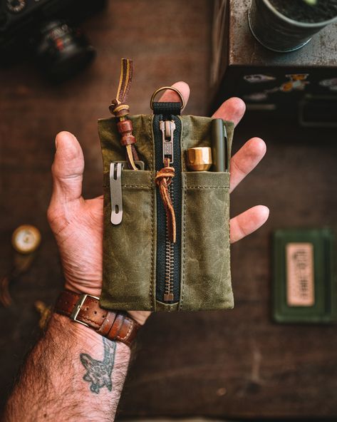 Rugged tool pouch made from canvas with brass zipper. Two tool pouches on front with zipper for interior pocket. There is a sleeve on back for standard sized field notebook. Leather Tool Pouches, Leather Working Projects, Tool Pouches, Edc Bag, Canvas Diy, Pocket Tool, Tool Pouch, I'm Broke, Edc Gear