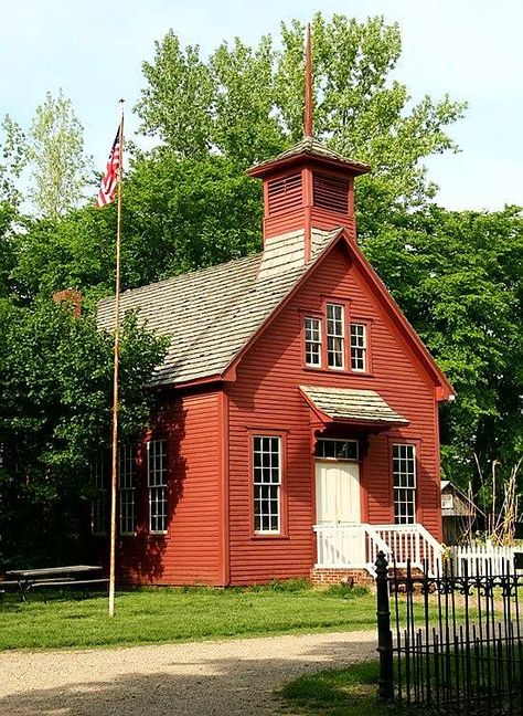 Abandoned Schools, Red School House, Room Country, Old Schoolhouse, Country School, Old School House, Green School, House Names, Country Lifestyle